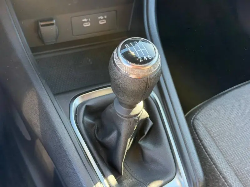 Gros plan sur le levier de vitesses manuel du Renault Captur 2025, mettant en valeur la finition cuir et le marquage des rapports.