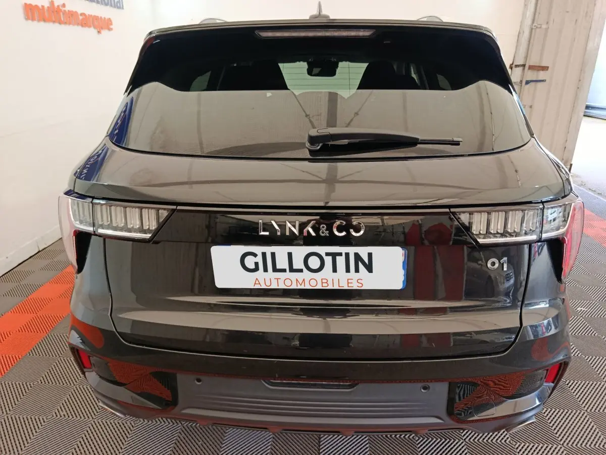 Vue arrière du SUV noir Lynk & Co 01 avec feux LED horizontaux et logo centré sur hayon.