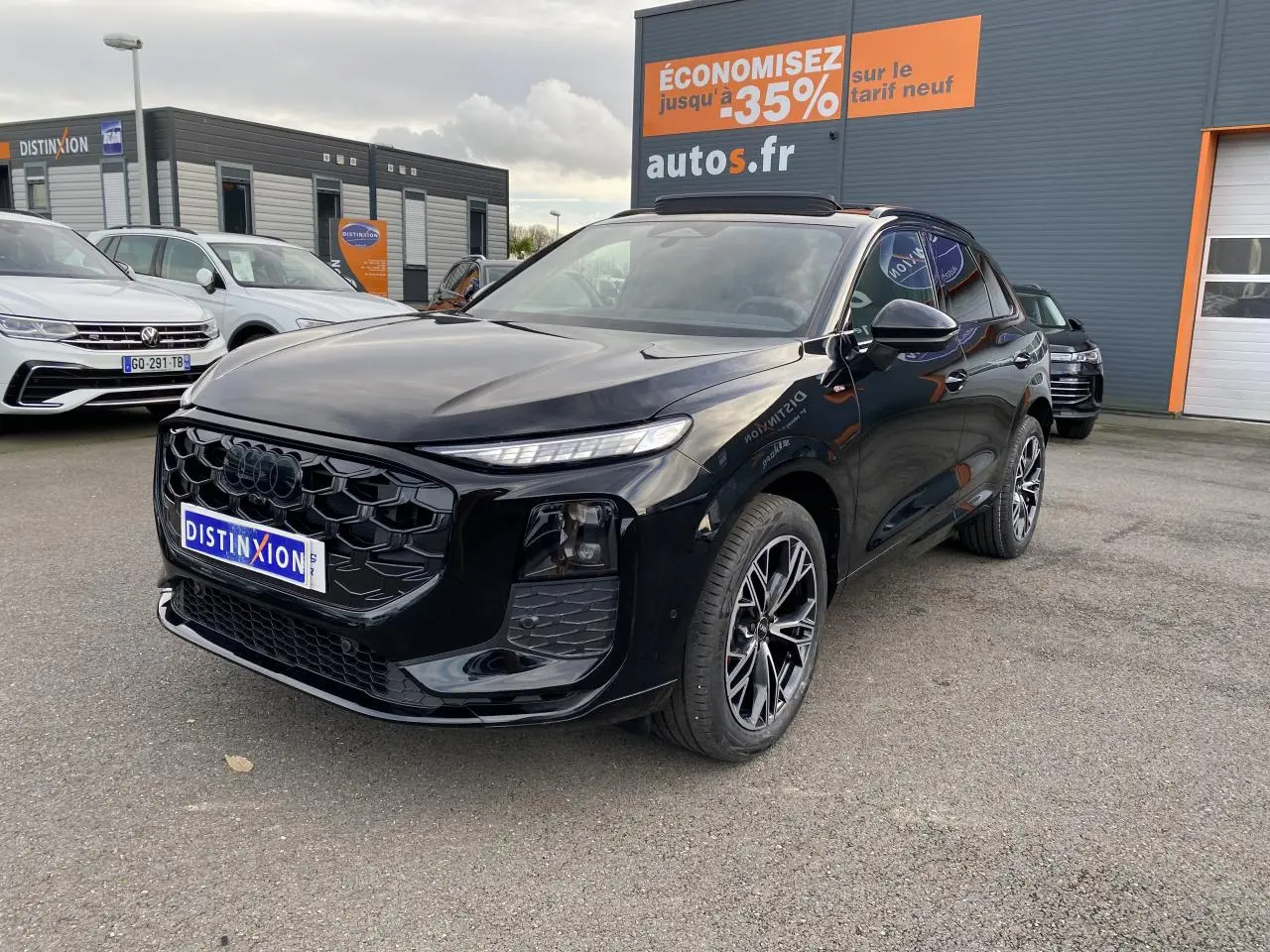 Audi Q3 S Line noir mythic métallisé vue 3/4 avant droit avec jantes sport noires et calandre hexagonale distinctive.