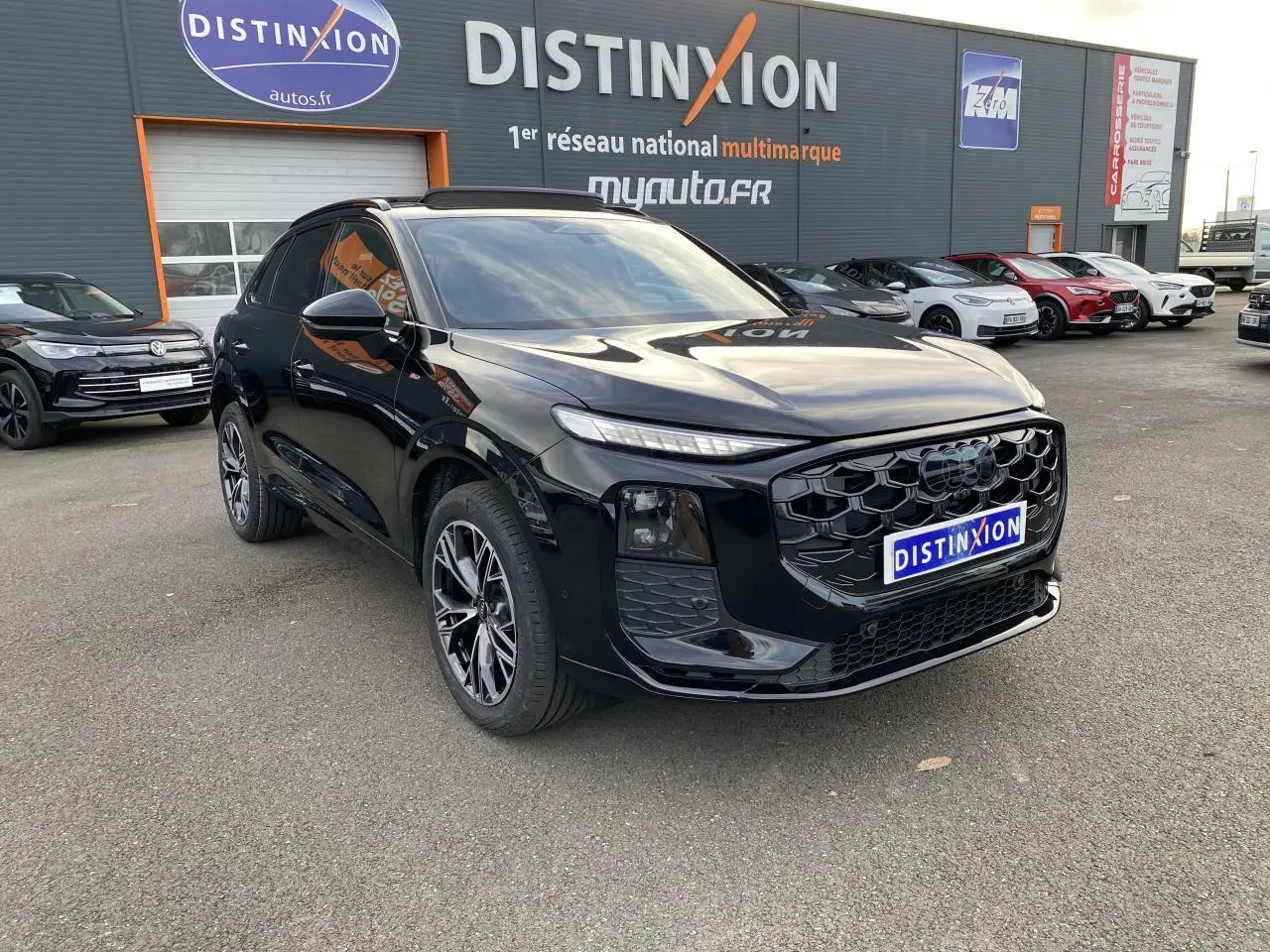 Audi Q3 New 2.0 TDI S Line noir mythic métallisé vue 3/4 avant avec calandre noire et jantes sport 19 pouces.