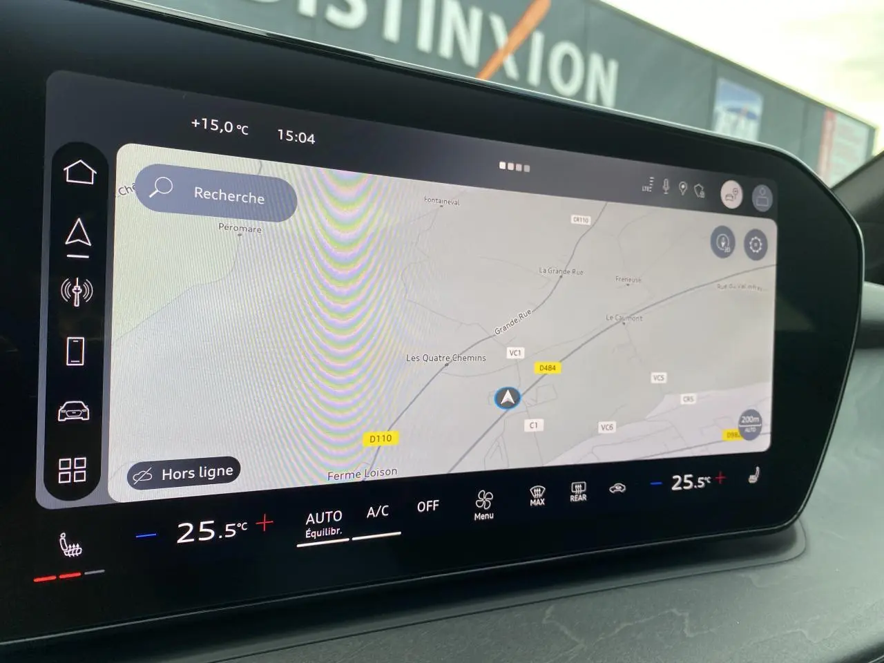 Vue rapprochée de l'écran tactile central affichant la navigation dans l'Audi Q3 noir mythic métallisé 2025.