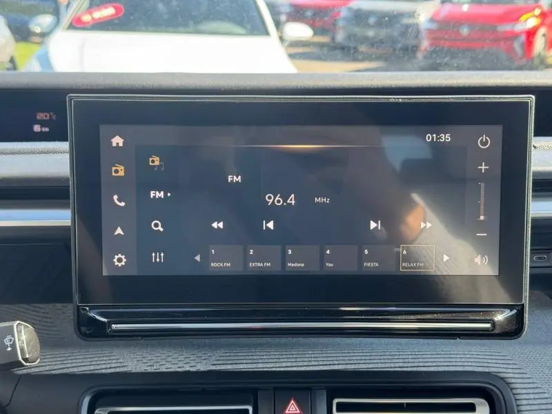 Écran tactile central du tableau de bord du Citroën C3 Aircross 2026, affichant la radio FM à 96.4 MHz.