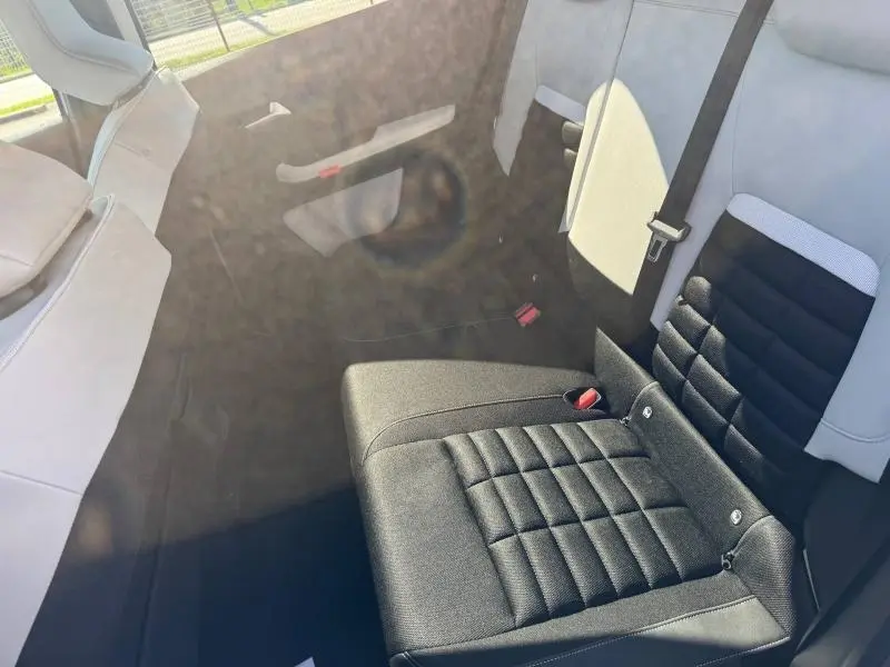 Vue intérieure arrière côté droit du Citroën C3 Aircross 2026, sièges bicolores noir et gris avec texture matelassée.