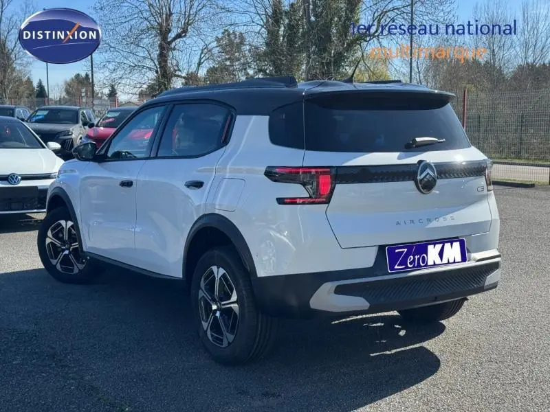 Vue 3/4 arrière droite du Citroën C3 Aircross blanc Banquise avec toit noir et feux arrière LED distinctifs.