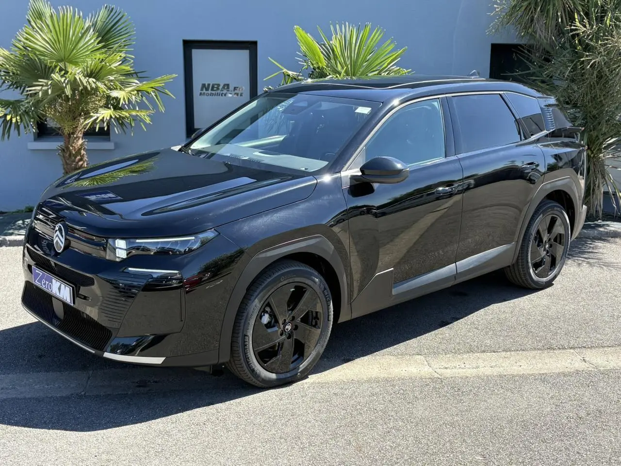 Vue 3/4 avant droite du Citroën C5 Aircross NV Hybrid noir Perla avec jantes noires et toit ouvrant vitré panoramique.