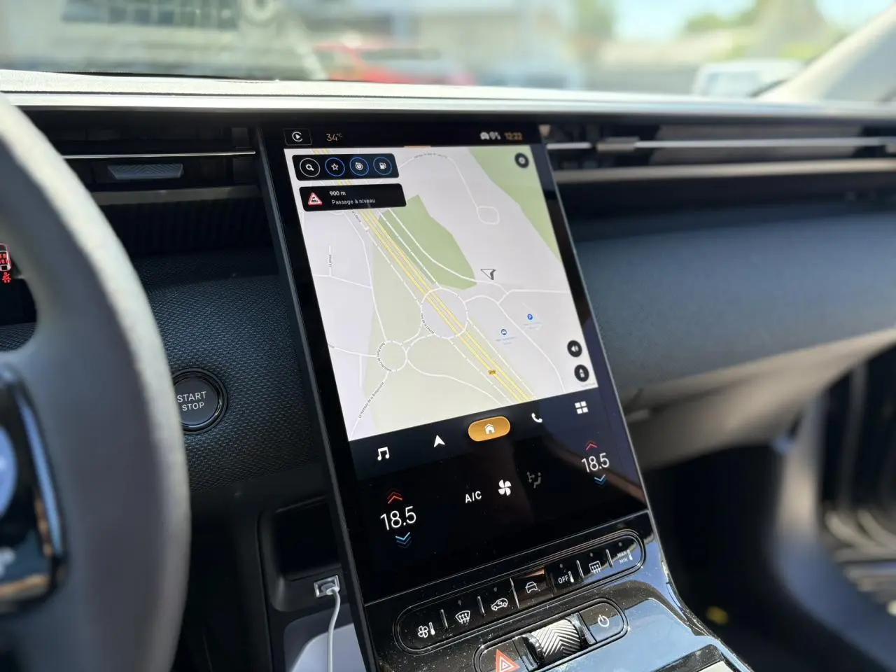 Vue rapprochée de l'écran tactile vertical central du tableau de bord du Citroën C5 Aircross noir Perla, affichant la navigation.