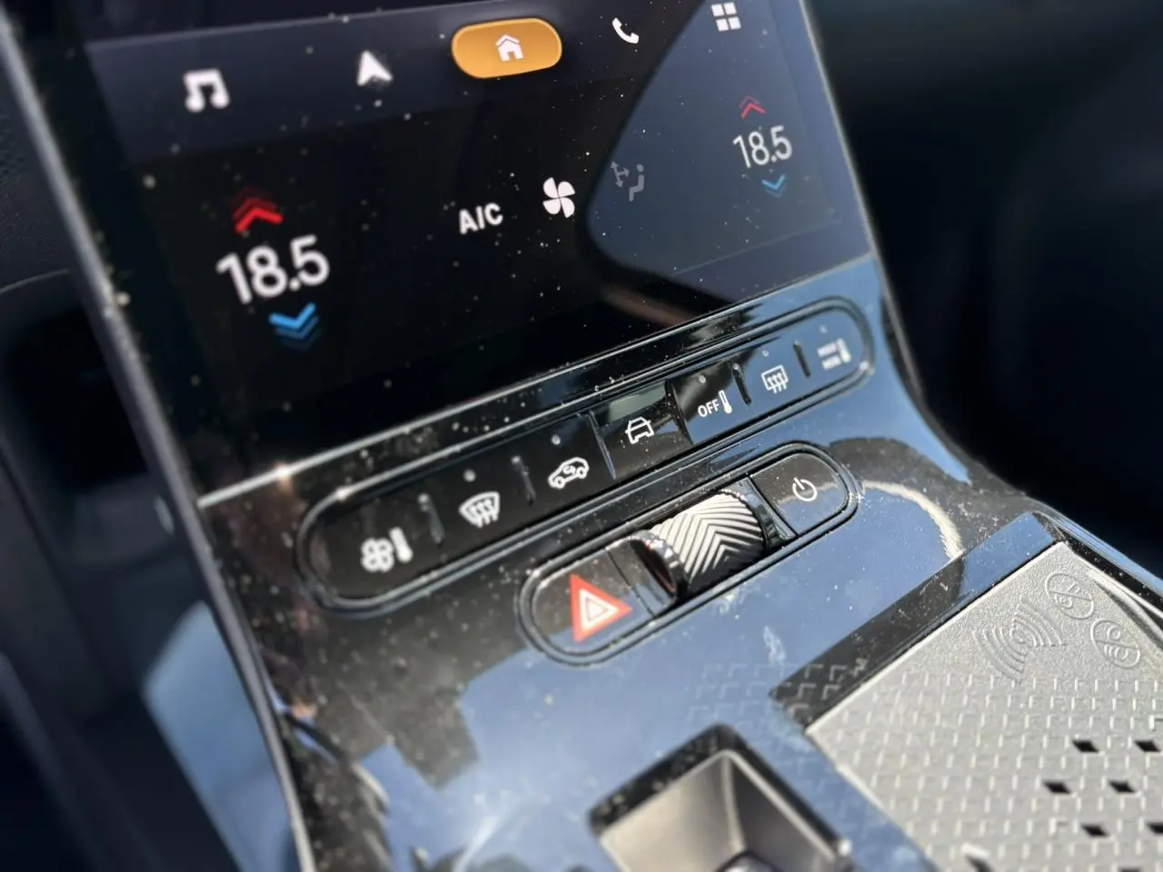 Gros plan sur la console centrale noire brillante du Citroën C5 Aircross 2026, avec commandes climatisation et écran tactile.
