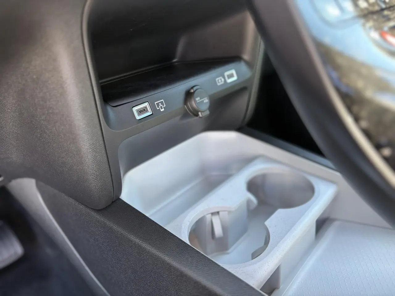 Gros plan sur la console centrale avec prises USB et porte-gobelets du Citroën C5 Aircross noir Perla.