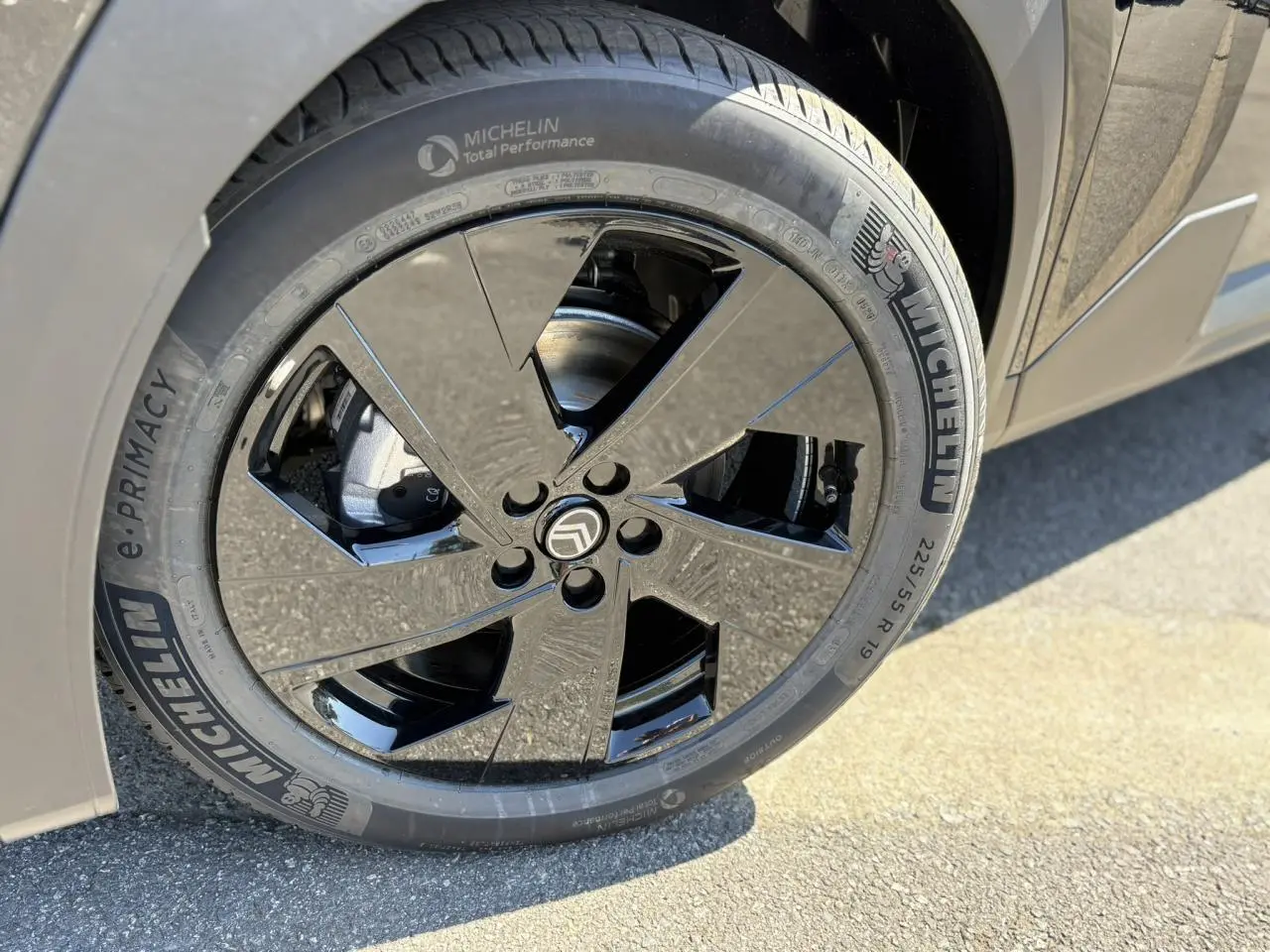 Gros plan sur la jante noire brillante 19'' avec pneu Michelin d'un Citroën C5 Aircross noir Perla.