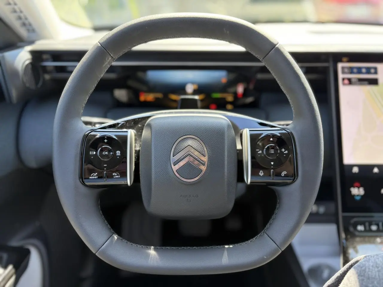 Volant multifonctions noir brillant de la Citroën C5 Aircross 2026, vue frontale centrée sur le logo et commandes tactiles.
