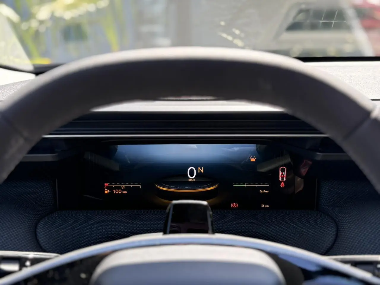 Vue depuis le volant sur le tableau de bord numérique du Citroën C5 Aircross noir avec affichage digital moderne.