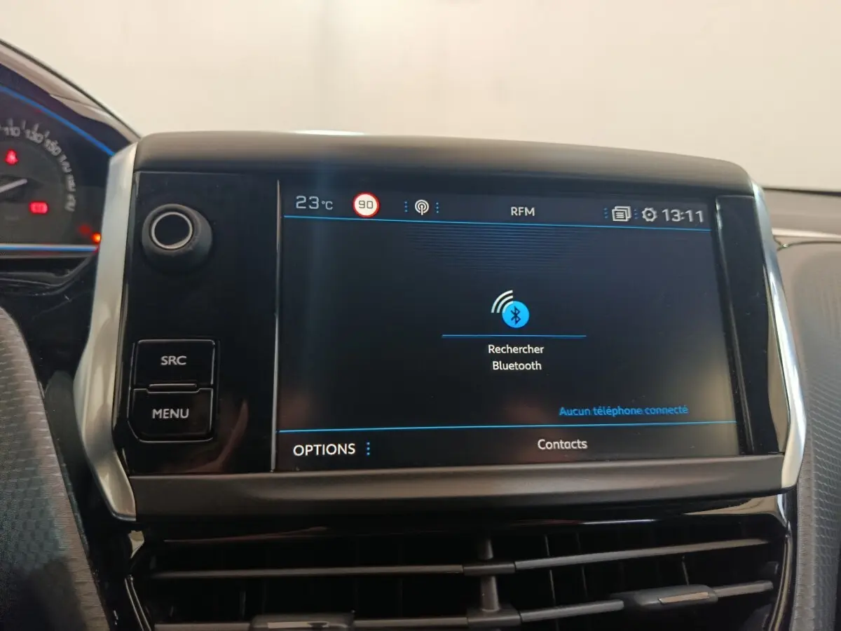 Écran tactile central du tableau de bord du Peugeot 2008 gris foncé, affichant la recherche Bluetooth.