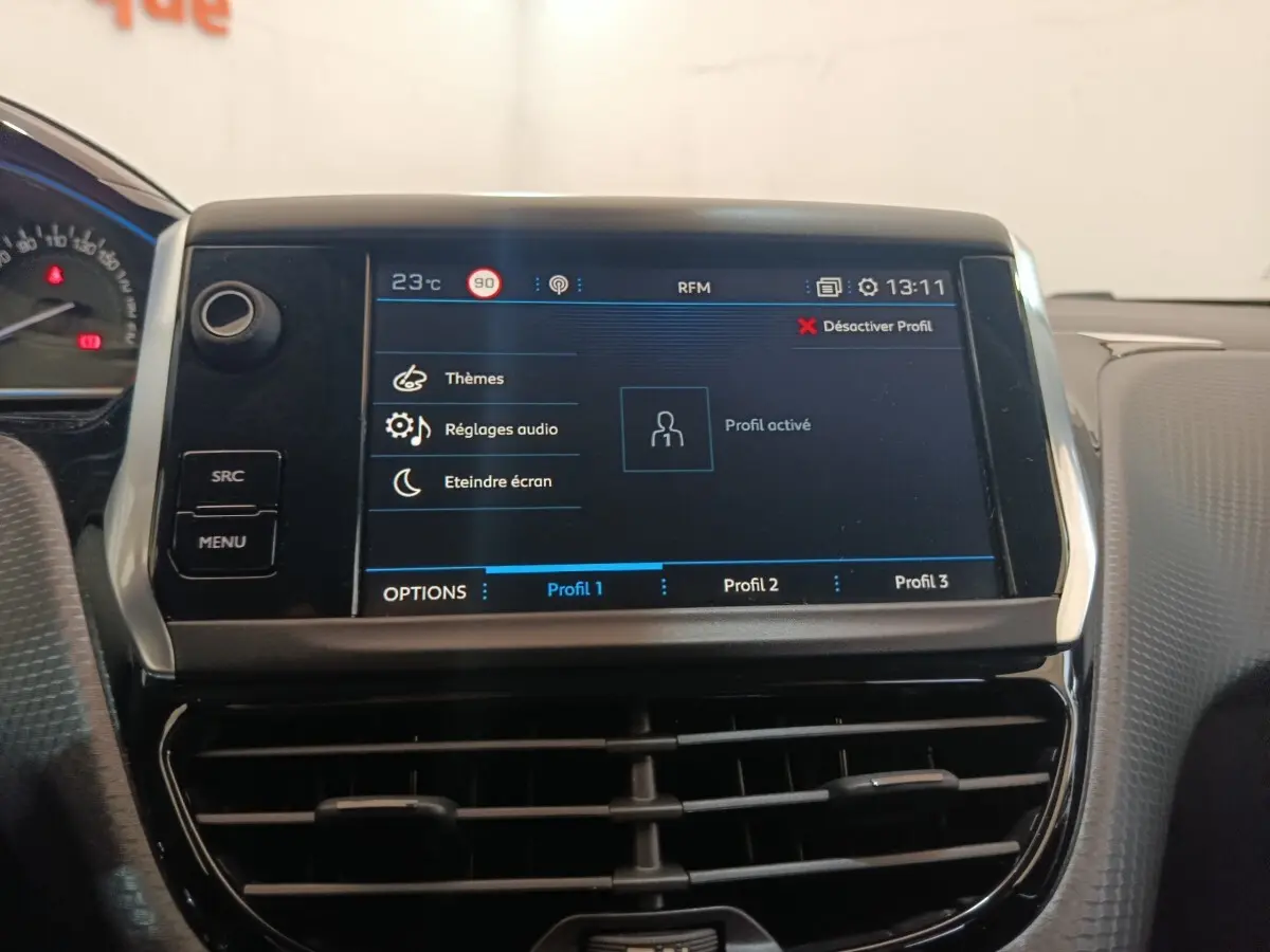 Écran tactile central de la Peugeot 2008 Puretech 110, affichant les réglages de profil conducteur, vue intérieure frontale.