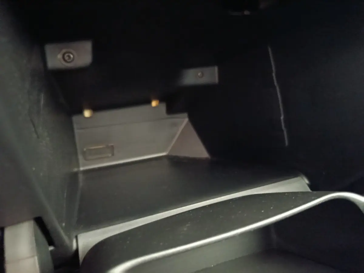 Vue rapprochée de la boîte à gants noire ouverte dans le Peugeot 2008 gris foncé, version Puretech 110 S&S EAT6 Allure 2019.