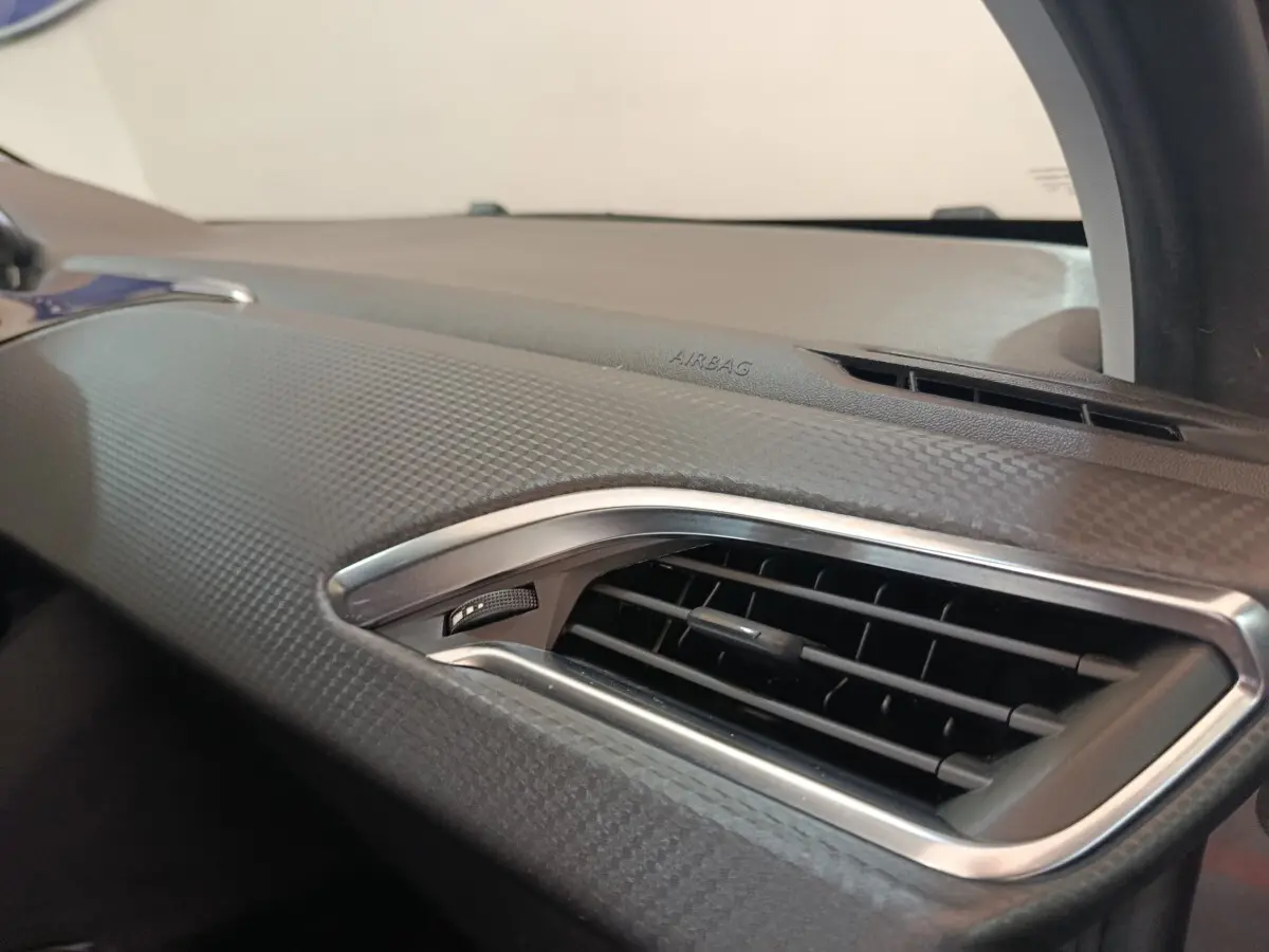 Détail de la grille d’aération côté passager du tableau de bord gris texturé du Peugeot 2008 2019.