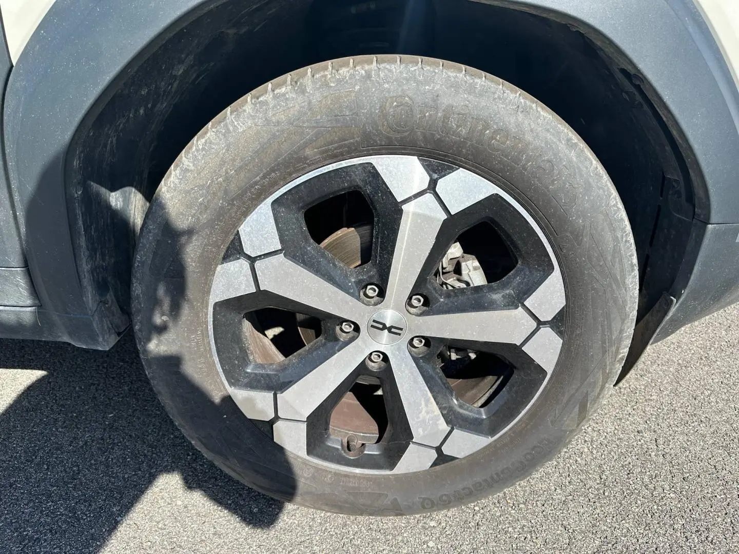 Gros plan sur la jante alu noire et grise du Dacia Duster 2025, version Sandstone, avec pneu Continental.