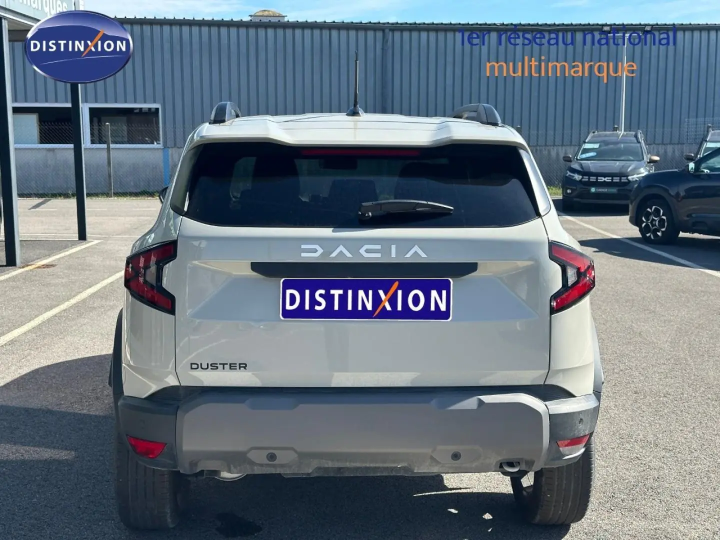 Vue arrière d'un Dacia Duster 2025 couleur Sandstone avec logo DACIA et feux arrière LED distinctifs.