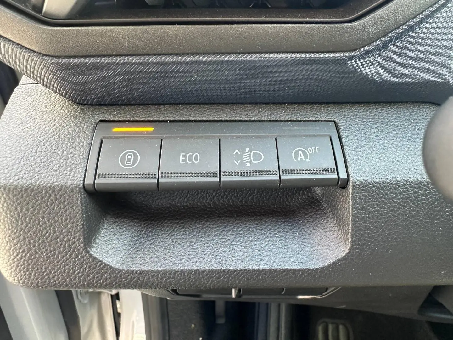 Gros plan sur les boutons de commande noirs du tableau de bord du Dacia Duster 2025, version Sandstone.
