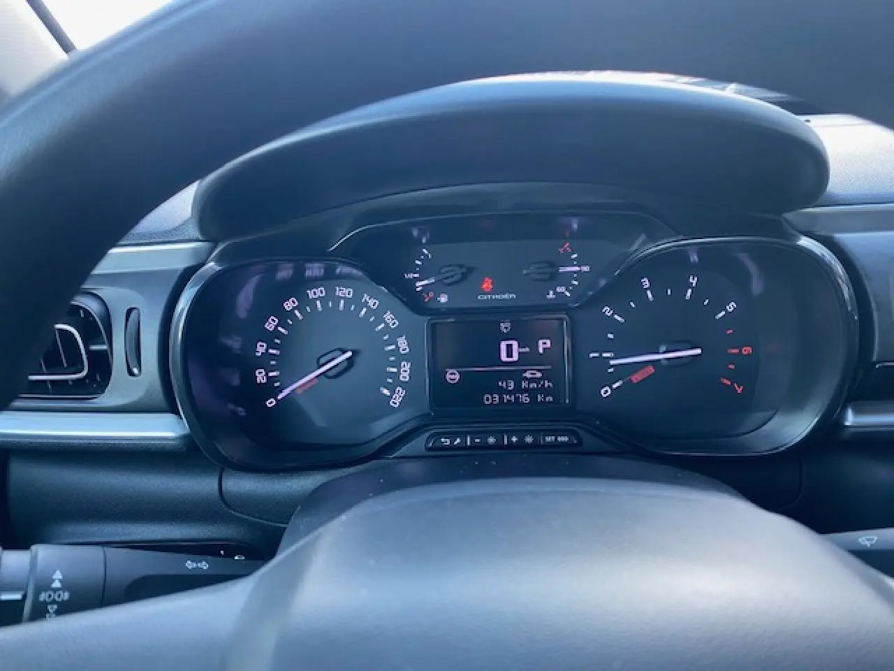 Tableau de bord de Citroën C3 2023 essence, vue frontale centrée sur l'instrumentation digitale et compteurs analogiques.