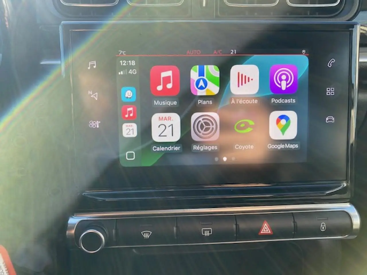 Écran tactile central de la Citroën C3 2023 noir toit rouge, affichant les applications connectées et commandes climatisation.