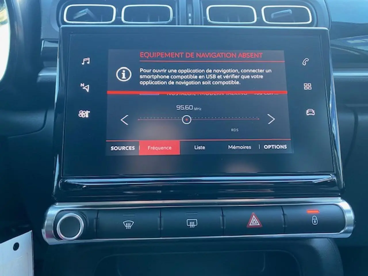 Gros plan sur l'écran central tactile de la Citroën C3 2023 noir toit rouge, affichant un message d'absence de navigation.