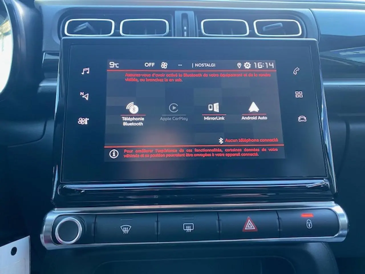 Écran tactile central de la Citroën C3 2023 affichant les options Bluetooth, Apple CarPlay et Android Auto, intérieur noir.