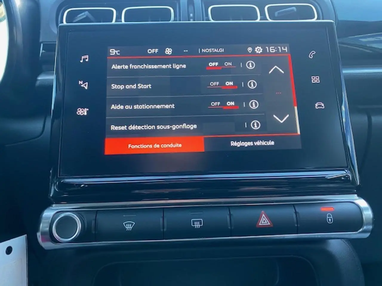 Vue rapprochée de l'écran tactile central du tableau de bord du Citroën C3 2023 avec menu des aides à la conduite.