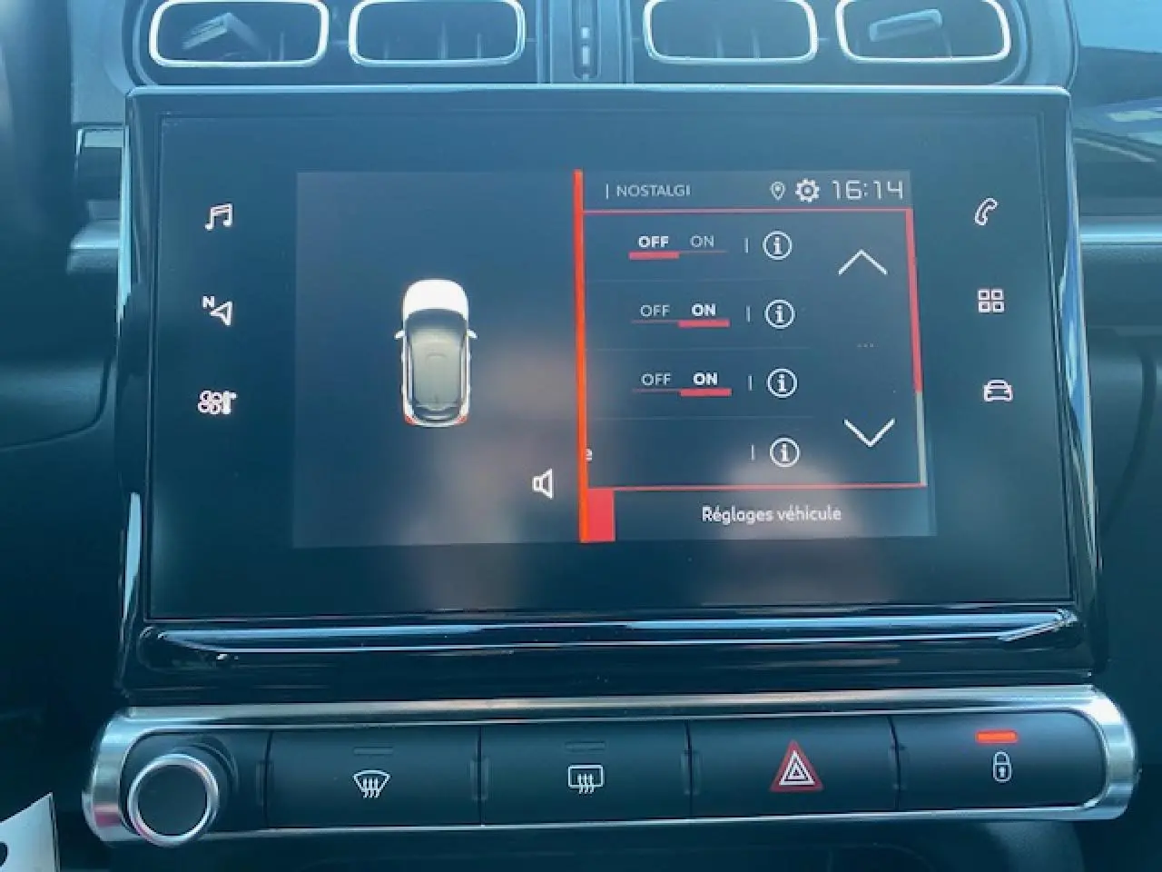 Écran tactile central de la Citroën C3 2023 en noir avec toit rouge, affichant les réglages du véhicule en intérieur.