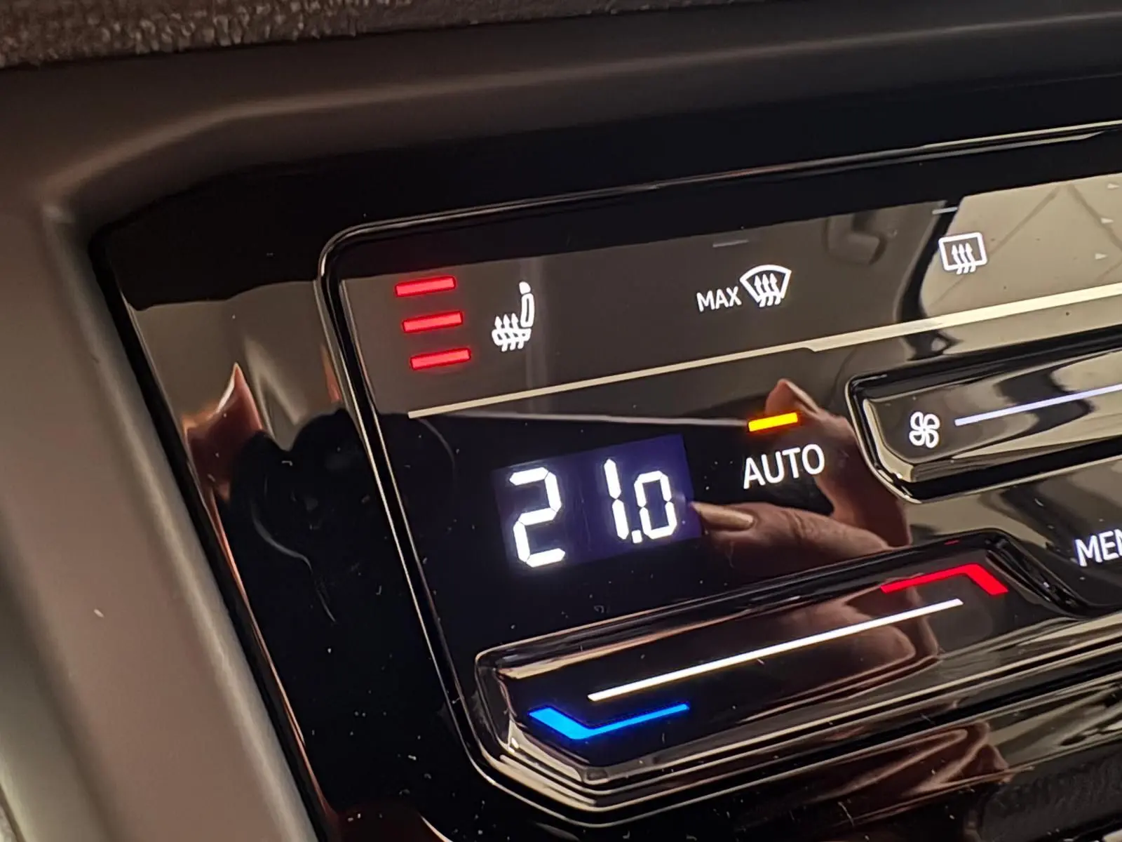 Affichage numérique de la climatisation automatique à 21°C avec siège chauffant activé dans un Volkswagen Touran 2025 gris dauphin.