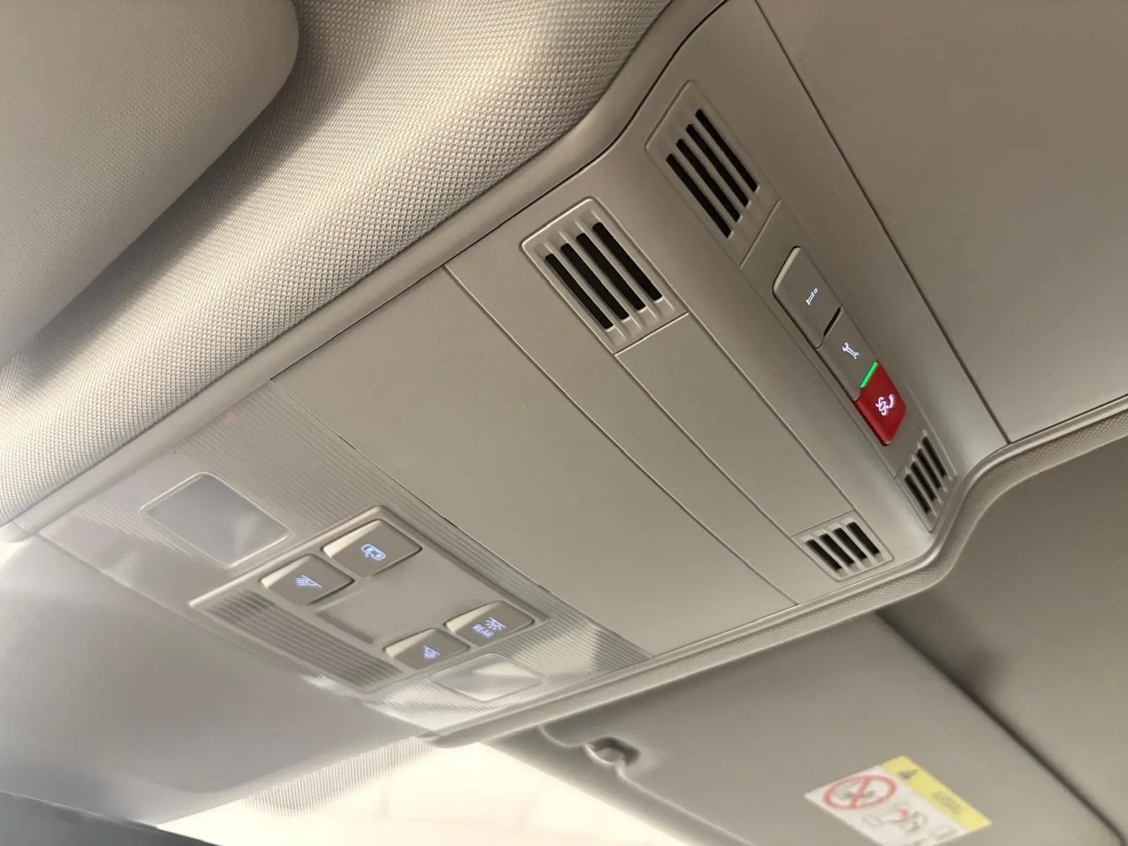 Plafonnier intérieur du Volkswagen Touran 2025 gris dauphin, avec commandes d'éclairage et ventilation intégrées.