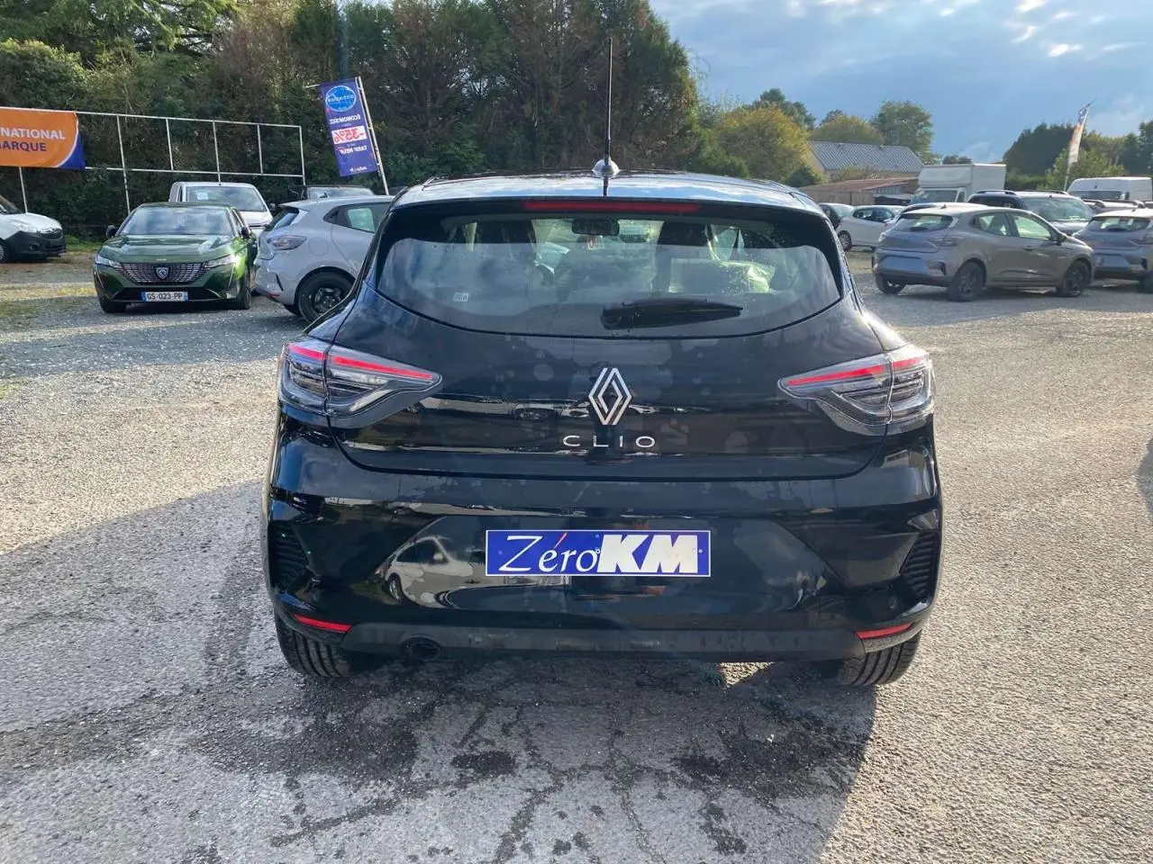 Vue arrière d'une Renault Clio 1.5 Blue dCi noire Étoile avec feux arrière LED et plaque Zéro KM visible.