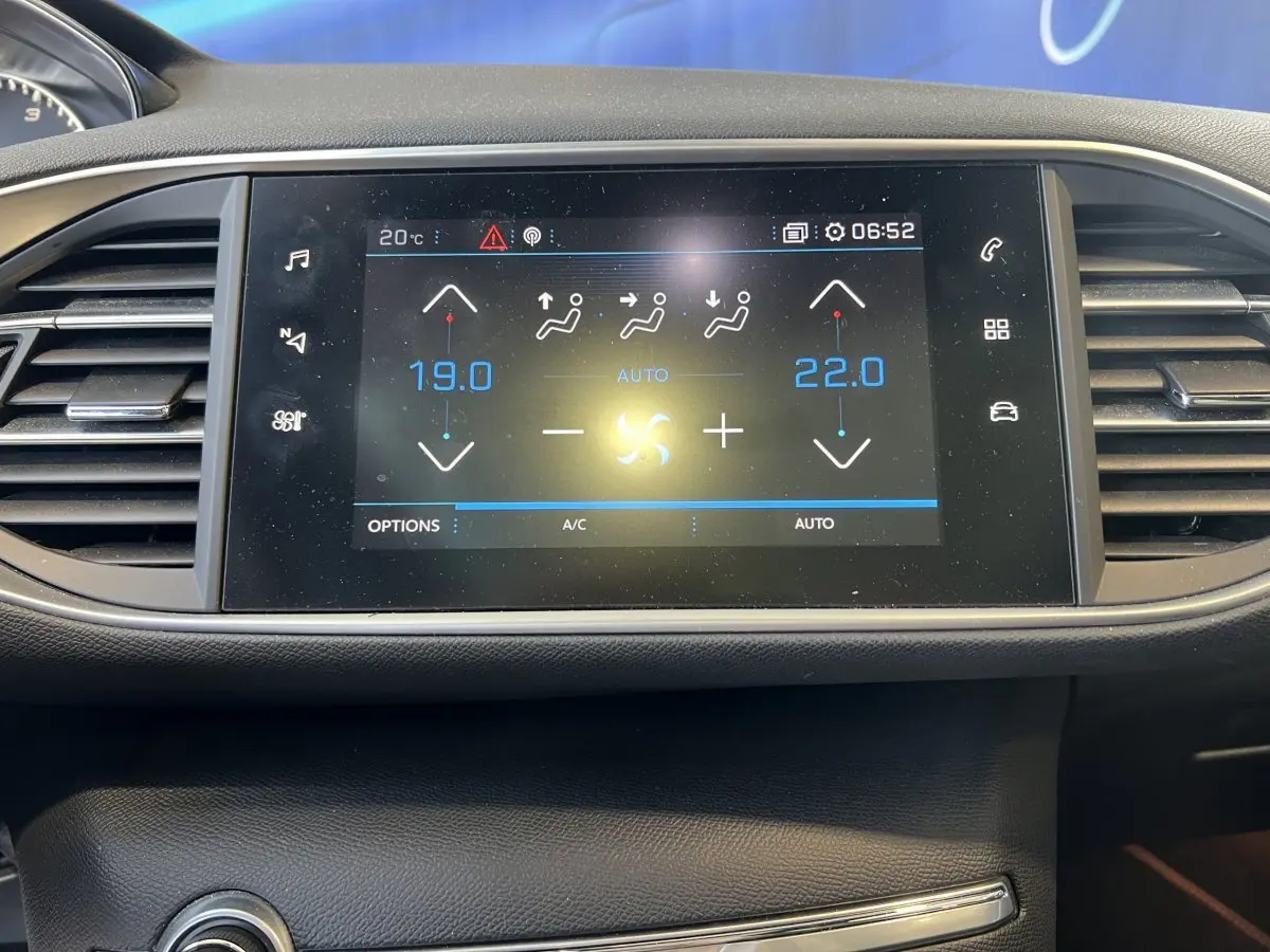 Écran tactile central affichant la climatisation digitale de la Peugeot 308 GT Line 2019, vue de face.