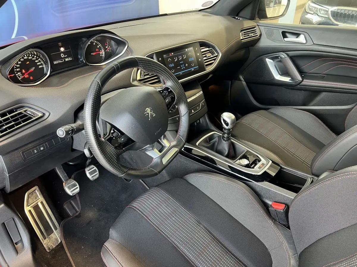 Intérieur Peugeot 308 GT Line 2019 vu côté conducteur, volant cuir, tableau de bord et levier de vitesse manuelle.