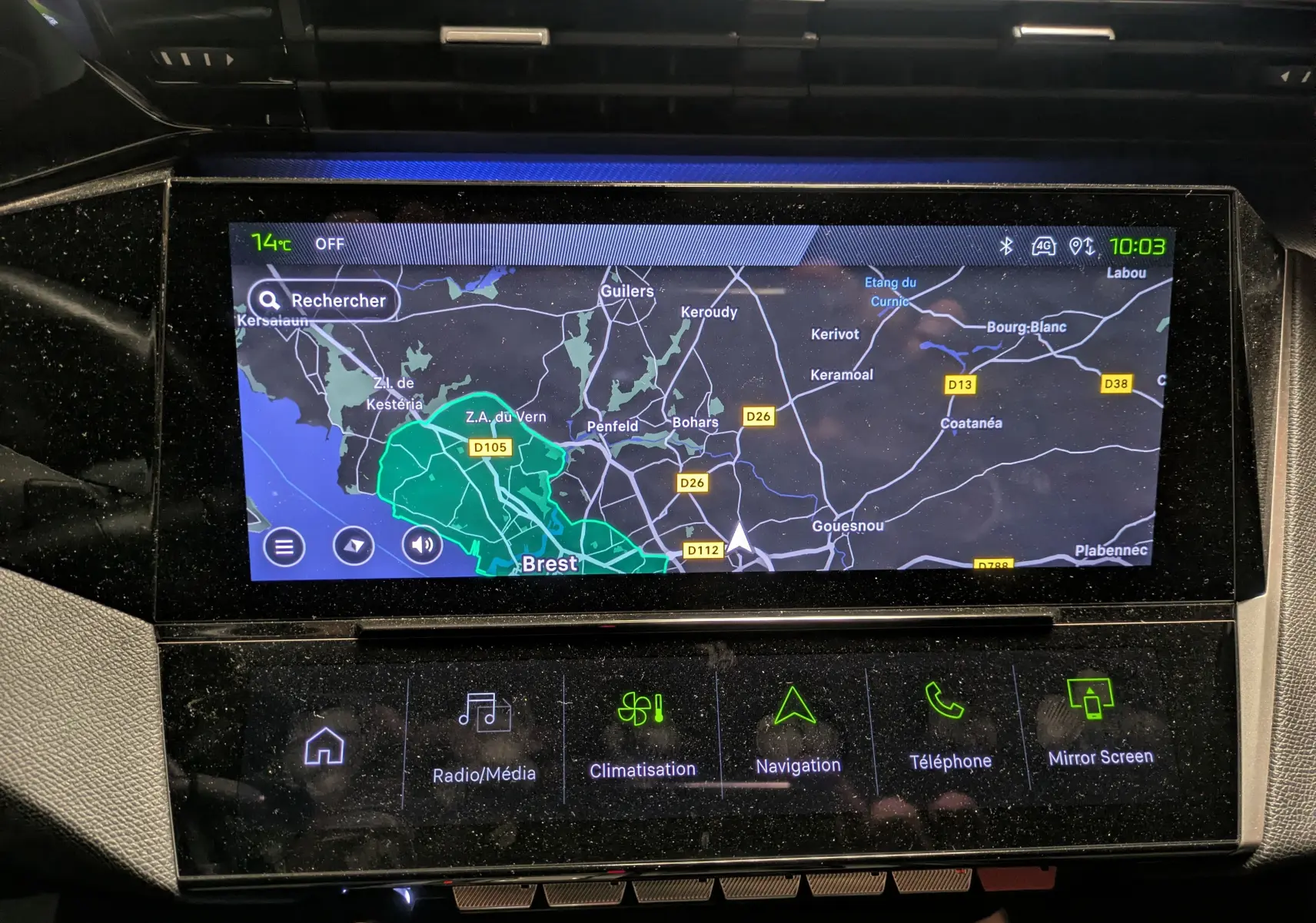 Écran tactile central du tableau de bord de la Peugeot 308 SW Hybrid 145 GT affichant la navigation GPS.