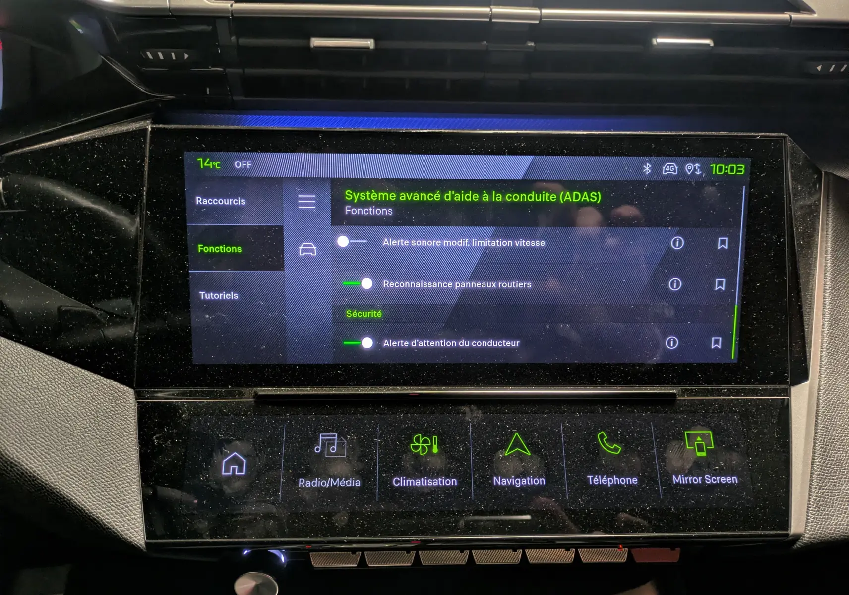 Écran tactile central de la Peugeot 308 SW Hybrid gris, affichant les réglages avancés d’aide à la conduite.