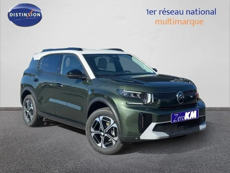 Citroën C3 Aircross 2026 vert Montana et blanc Opale en 3/4 avant droit, avec toit blanc et jantes stylisées.