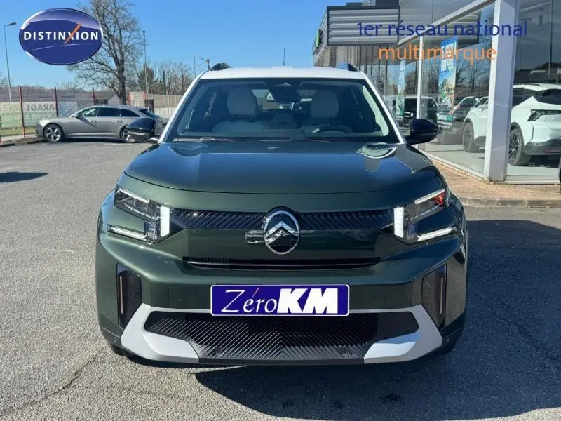 Vue frontale d'un Citroën C3 Aircross 2026 vert Montana avec toit blanc et détails blancs sur le pare-chocs.