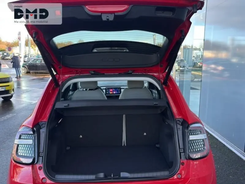 Vue arrière ouverte d'une FIAT 600 rouge 2026, mettant en valeur le coffre spacieux et les feux arrière LED distinctifs.