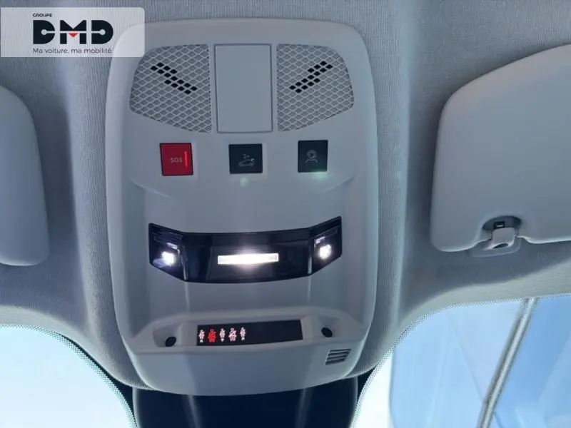 Vue en contre-plongée du plafonnier intérieur gris avec commandes SOS et éclairage LED d'une FIAT 600 rouge 2026.