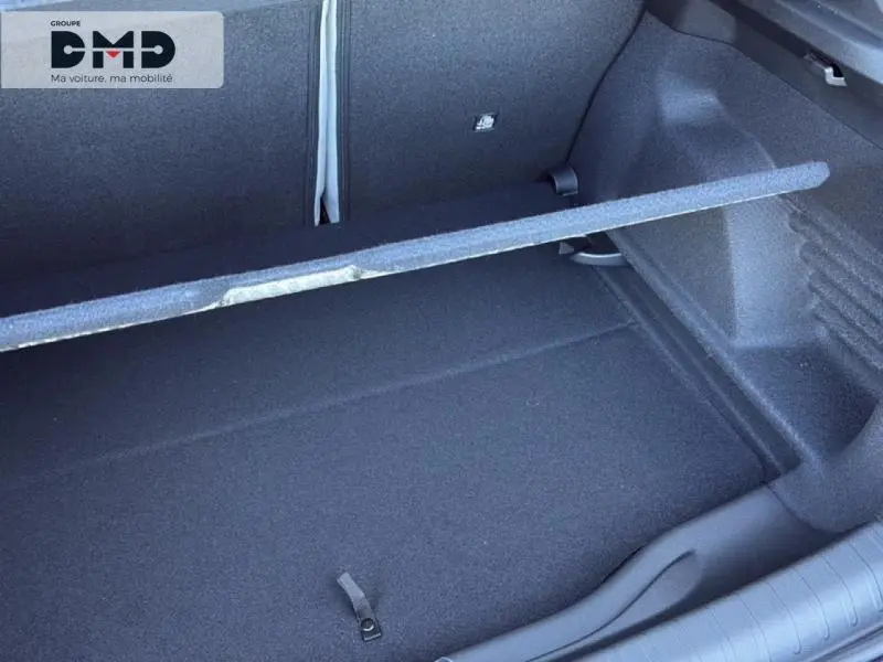 Coffre ouvert vu de dessus du Fiat 600 rouge hybride 2026 avec plancher de coffre mobile et espace de rangement.