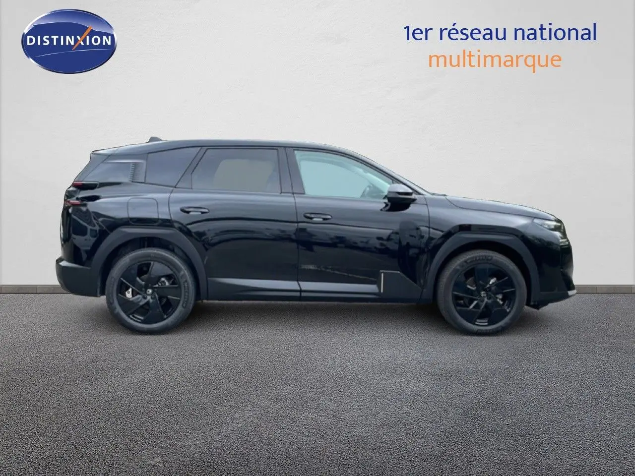 Vue latérale droite d'un Citroën C5 Aircross noir perle métal 2026 avec jantes noires et lignes modernes.