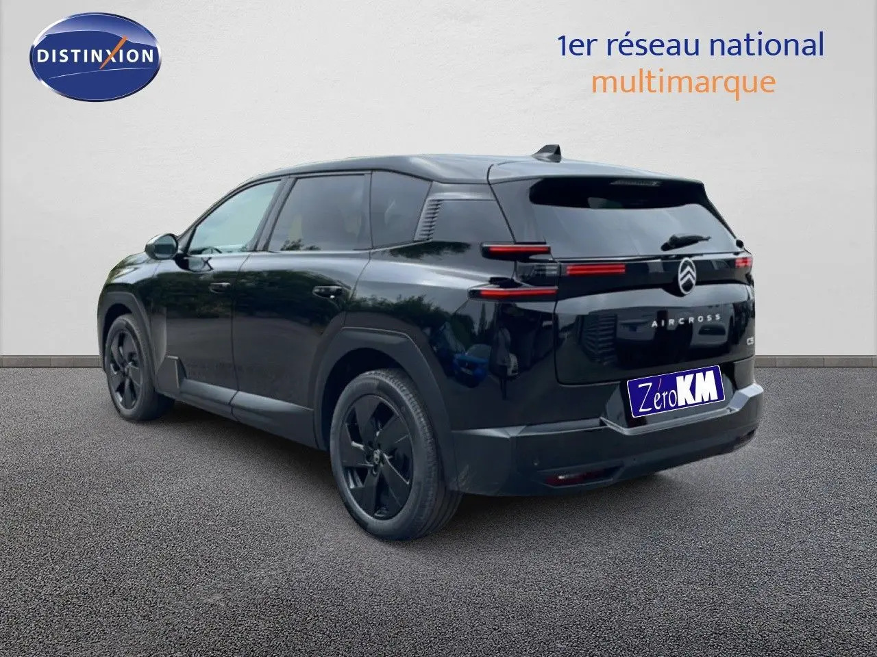 Vue 3/4 arrière droite du Citroën C5 Aircross noir perle métal avec feux arrière horizontaux et jantes noires.
