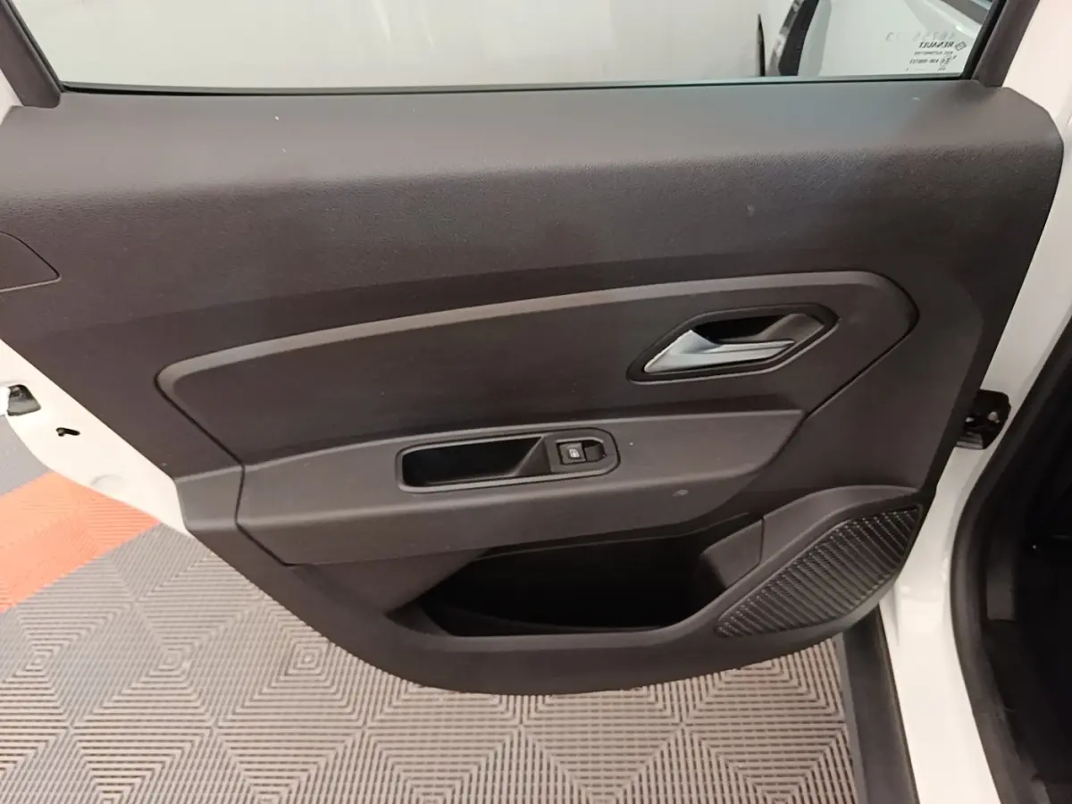 Vue rapprochée de la porte arrière droite blanche du Dacia Duster 2021 avec commande de vitre et haut-parleur intégré.