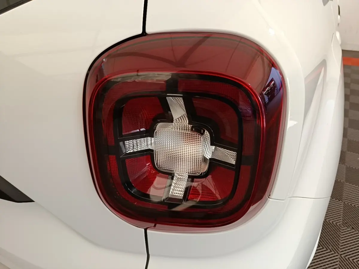 Gros plan sur le feu arrière droit rouge et blanc du Dacia Duster blanc version Confort Blue dCi 115 4x4 de 2021.