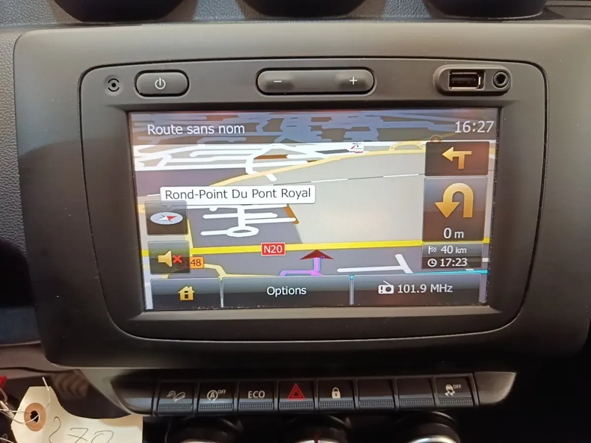 Écran tactile central du tableau de bord du Dacia Duster 2021 affichant un GPS avec itinéraire.