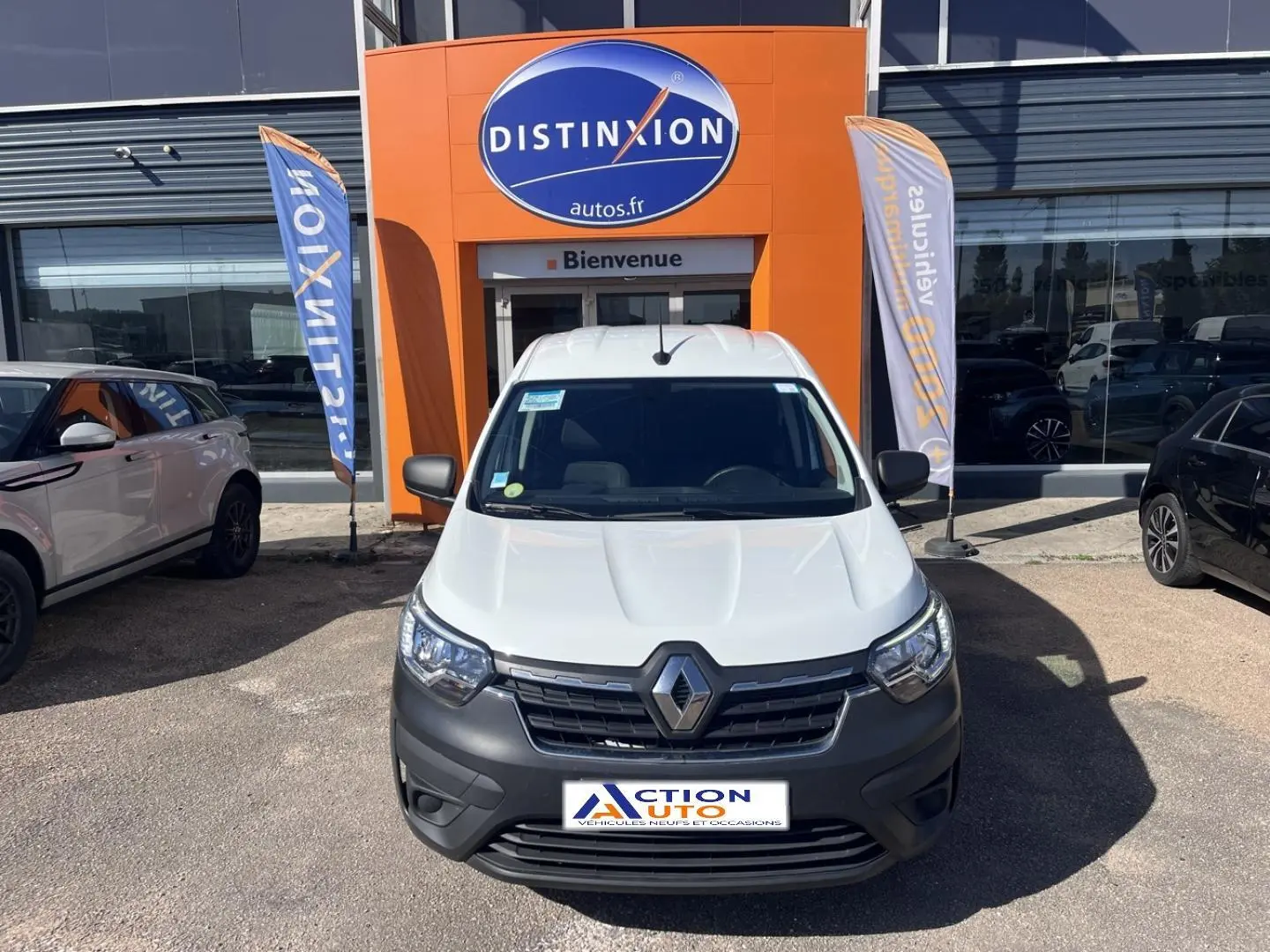 Vue de face du Renault Express Van blanc Glacier 2022, avec calandre noire et logo Renault bien visible.