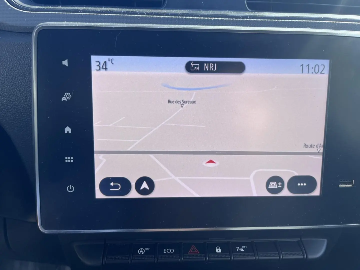 Écran tactile central du Renault Express Van 2022 affichant la navigation et la radio NRJ à 11h02.