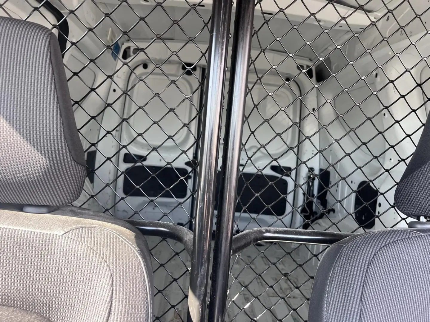 Vue intérieure du Renault Express Van 2022 blanc Glacier, montrant la cloison métallique entre cabine et espace de chargement.