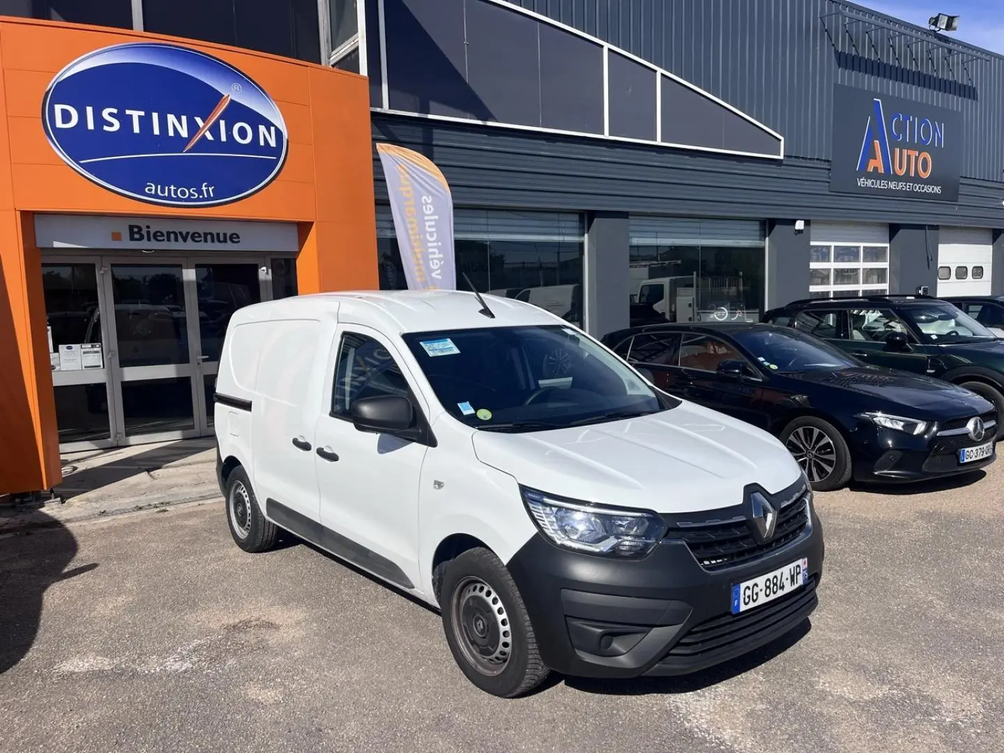 Renault Express Van blanc Glacier en 3/4 avant droit, avec porte latérale coulissante visible, stationné devant un garage.