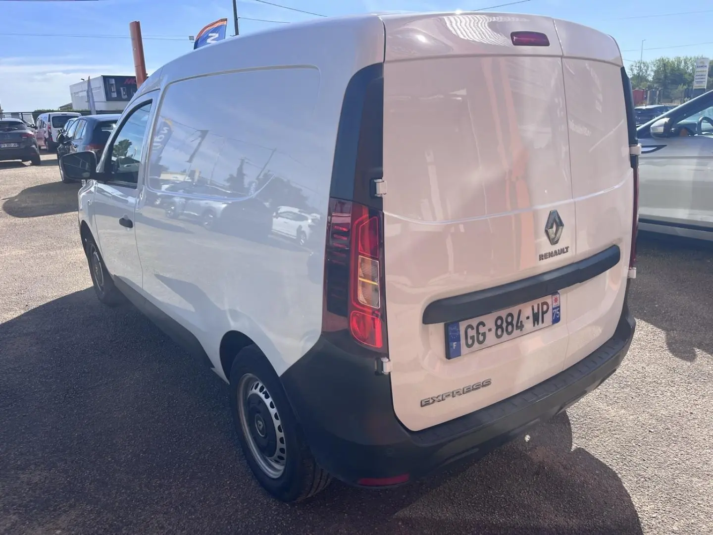 Vue 3/4 arrière droite du Renault Express Van blanc Glacier avec porte latérale coulissante et enjoliveurs noirs.